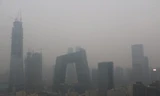 Các tòa nhà ở Bắc Kinh chìm trong khói bụi. Ảnh: Reuters