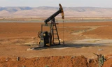 Một binh sĩ Syria tại mỏ dầu ở tỉnh Hasakah. Ảnh: Tân Hoa Xã