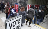 Người Mỹ đi bỏ phiếu sớm. Ảnh: AP