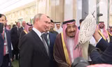 Tổng thống Putin giới thiệu với Nhà vua Salman về chim ưng Kamchatka. Ảnh: Tass