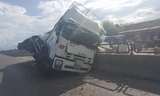Phần đầu xe tải găm chặt vào giải phân cách giữa quốc lộ.