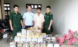 Lực lượng chức năng bắt đối tượng và gần 3 tạ pháo lậu. Ảnh: Đ.T