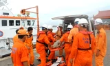 Lực lượng cứu nạn đưa một bệnh nhân bị thương trên biển vào cầu cảng Trung tâm phối hợp tìm kiếm cứu nạn hàng hải khu vực II.
