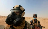 Lực lượng Iraq đeo mặt nạ bảo vệ tại Qayyara, sau khi gió thổi khí độc từ nhà máy sulphur bị IS đốt cháy. Ảnh: Reuters