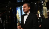 Leo Dicaprio cuối cùng cũng nhận được tượng vàng Oscar sau nhiều năm chờ đợi.