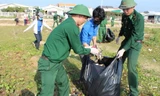 Chiến sĩ biên phòng ra quân làm sạch biển