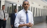 Tổng thống Obama trong một lần thăm nhà tù. Ảnh: USA Today