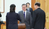 Tổng thống Hàn Quốc Moon Jae-in bắt tay bà Kim Yo-jong. Ảnh: Yonhap