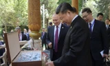 Tổng thống Nga Putin tặng Chủ tịch Trung Quốc Tập Cận Bình một thùng kem Nga. Ảnh: Ria Novosti