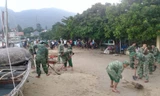 Lực lượng bộ đội cùng ra quân dọn dẹp
