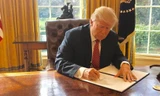 Hình ảnh Tổng thống Donald Trump kí sắc lệnh nhập cư mới ngày 6/3.