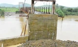 Phần mố cầu treo buôn Khóa bị sập khiến hơn 1000 hộ dân bị cô lập. 
