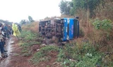 Chiếc xe khách nằm lật nghiêng bên lề đường