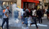 Cảnh sát Pháp đối phó người biểu tình tại Paris ngày 21/9. Ảnh: Reuters