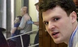 Otto Warmbier trong phiên tòa tại Triều Tiên (ảnh phải) và khi trở về Mỹ trong tình trạng "hôn mê" (ảnh trái).