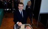 Bầu cử Tổng thống Pháp: Ông Macron cùng vợ đi bỏ phiếu