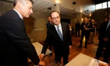 Tổng thống Francois Hollande bỏ phiếu bầu người kế nhiệm. Ảnh: Reuters