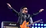 Tỉ phú Jack Ma hoá 'rocker', ôm đàn khoe tài hát tiếng Anh cực ngọt