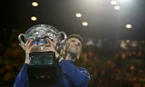 Djokovic bên danh hiệu Australia Mở rộng thứ sáu. Ảnh: Reuters.
