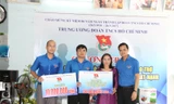 Anh Bùi Quang Huy, Bí thư Trung ương Đoàn trao các phần quà cho Trung tâm. Ảnh: Giang Thanh 