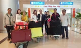 Hàng trăm người đón các cô dâu Việt về quê ăn Tết