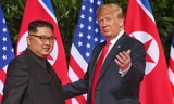 Tổng thống Mỹ Donald Trump và Chủ tịch Triều Tiên Kim Jong-un trong hội nghị thượng đỉnh ngày 12/6/2018 tại Singapore. Ảnh: AFP