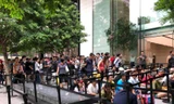 Cảnh xếp hàng mua iPhone Xs ở Singapore