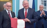 Ngoại trưởng Montenegro, ông Srdjan Damanovic (trái), và Thứ trưởng Ngoại giao Mỹ Tom Shannon (giữa), trong lễ công nhận Montenegro gia nhập NATO tại Bộ Ngoại giao Mỹ. Ảnh: Paul J Richards