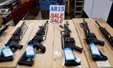 Một vài khẩu AR-15 được bày bán trong hội chợ tại Mỹ. Ảnh: Reuters