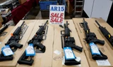 Một vài khẩu AR-15 được bày bán trong hội chợ tại Mỹ. Ảnh: Reuters