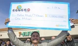 Balbir Atwal - chủ cửa hàng tiện lợi 7-Eleven đã bán ra chiếc vé trúng giải. Ảnh: AFP