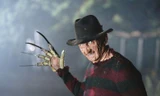 Một trong hai nghi phạm đã hóa trang thành nhân vật Freddy Krueger - kẻ giết người hàng loạt bằng cách đi vào giấc mơ của nạn nhân và giết họ, ai bị giết trong giấc mơ cũng sẽ bị chết thật ngoài đời.