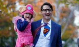 Thủ tướng Canada hóa trang thành siêu nhân, bế con đi chơi Halloween
