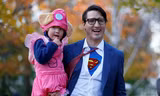 Thủ tướng Canada hóa trang thành siêu nhân, bế con đi chơi Halloween