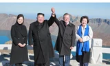 Chủ tịch Kim Jong-un chụp ảnh cùng Tổng thống Moon Jae-in và 2 phu nhân trong chuyến thăm núi Paekdu. Ảnh: Rodong Sinmun