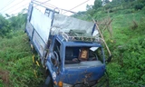 Xe tải mất lái lao xuống vực