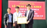 Trao bằng khen của Bộ trưởng Bộ GD&ĐT cho em Nguyễn Văn Long