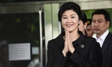 Cựu Thủ tướng Thái Lan Yingluck Shinawatra chào những người ủng hộ tại Bangkok hôm 21/7. Ảnh: AFP