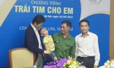 Một em nhỏ được mổ tim miễn phí cùng bố lên cảm ơn Ban tổ chức và các nhà hão tâm đã tài trợ.