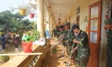 Giáo viên, bộ đội dọn vệ sinh, khắc phục hậu quả sau lũ.