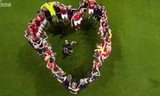 Cầu thủ xứ Wales xếp hình trái tim mừng chiến tích lịch sử