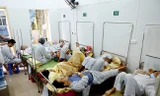 Bệnh nhân nằm chồng chéo vì sốt xuất huyết