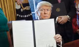 Tổng thống Mỹ Donald Trump kí một văn bản hồi tháng 2. Ảnh: AP