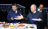 Hai ông Putin – Tập Cận Bình làm bánh, ăn trứng muối, uống vodka