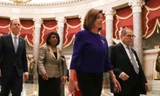 Chủ tịch Hạ viện Mỹ Nancy Pelosi (áo xanh). Ảnh: Reuters