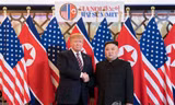 Tổng thống Mỹ Donald Trump và Chủ tịch Triều Tiên Kim Jong-un bắt tay tại hội nghị thượng đỉnh ngày 28/2 tại Hà Nội. Ảnh: Yonhap