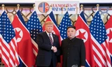 Tổng thống Mỹ Donald Trump và Chủ tịch Triều Tiên Kim Jong-un bắt tay tại hội nghị thượng đỉnh ngày 28/2 tại Hà Nội. Ảnh: Yonhap
