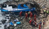 [ẢNH] Xe buýt rơi tự do 80m, 36 người thiệt mạng