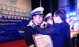 Phó đô đốc Đinh Gia Thật, Chính ủy Quân chủng Hải quân và anh Đặng Quốc Toàn, Bí thư Trung ương Đoàn trao thưởng cho 10 gương mặt trẻ tiêu biểu Hải quân năm 2015