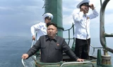 Chủ tịch Triều Tiên Kim Jong-un khảo sát một tàu ngầm của quân đội nước này. Ảnh: KCNA